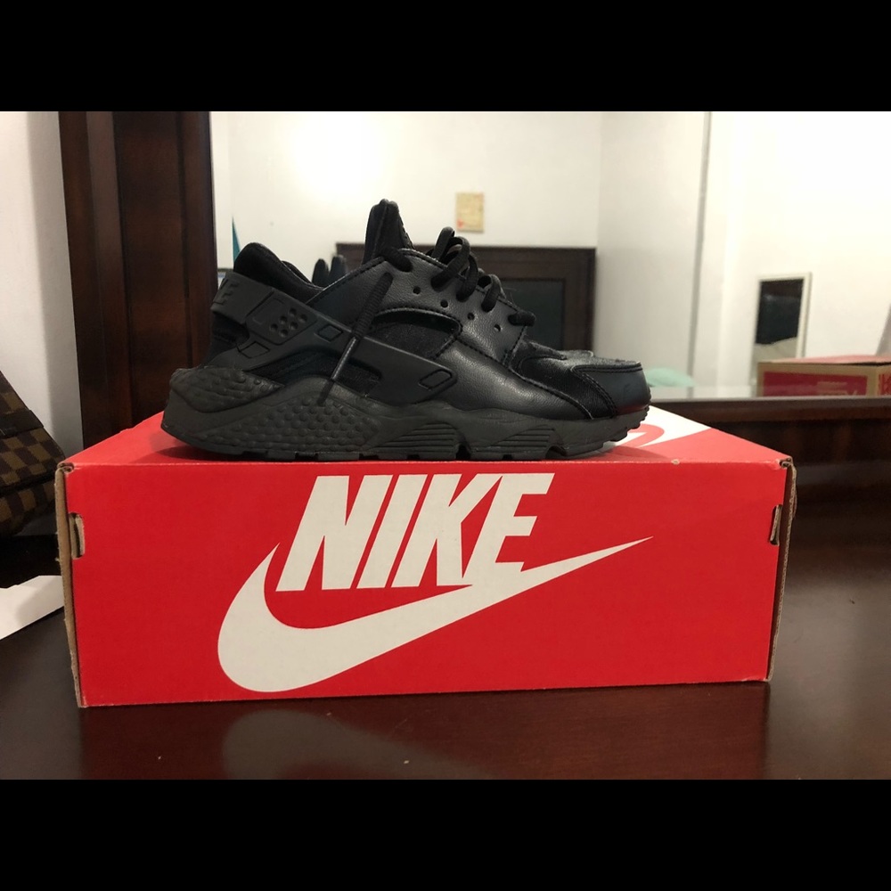 All black Nike huarache runs size 6 in women